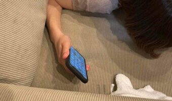 ソファで腹ばいになる飼い主さんの体勢に合わせて『テトリスしてくる猫』が面白い！