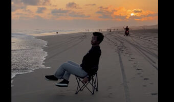 夕暮れ時のビーチ。波打ち際にチェアを置いてくつろごうとした男性ですが、座った直後に思わぬ事態に!!