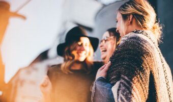 「噂をすれば影が差す」とはどんな意味？その用い方は？類義語にはあの歴史的有名人も！？