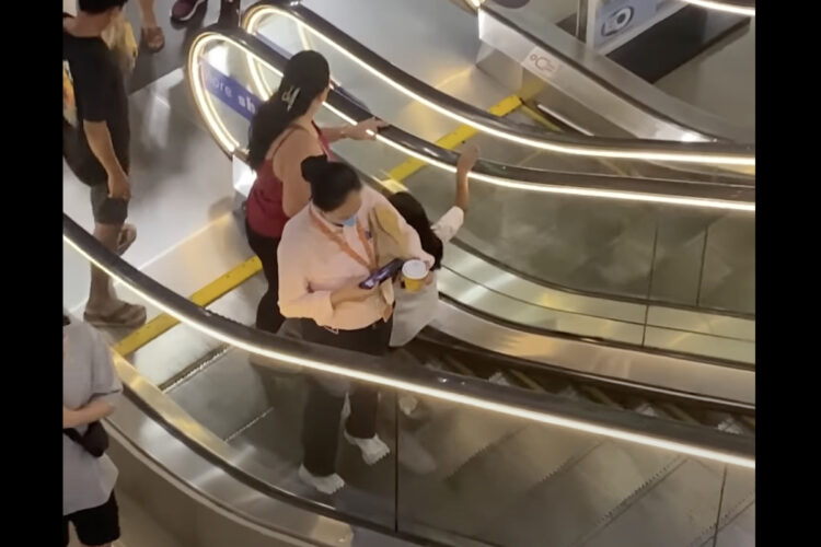 スマホに夢中で気が付いていない？そのエスカレーター止まっていますよ！！【海外・動画】