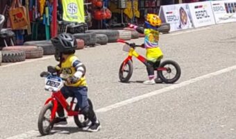 レースどころじゃない?キックバイク中に足を止めた男の子がライバルと競い合う途中で発見したのとは・・??【海外・動画】