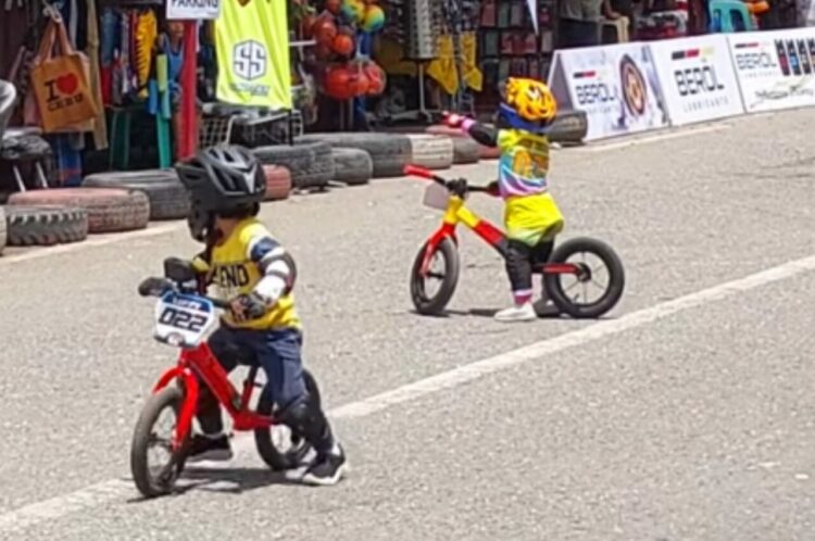 レースどころじゃない？キックバイク中に足を止めた男の子がライバルと競い合う途中で発見したのとは・・？？【海外・動画】