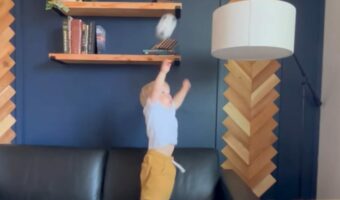 ライトシェードめがけてボールを投げる幼い男の子。ナイスシュートを決めると見事なドヤ顔を披露しました!【アメリカ・動画】