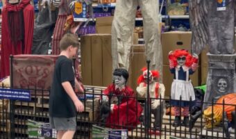 大小様々並ぶハロウィングッズ。この中に男の子が腰を抜かすほど驚せるアイテムが！！【アメリカ・動画】