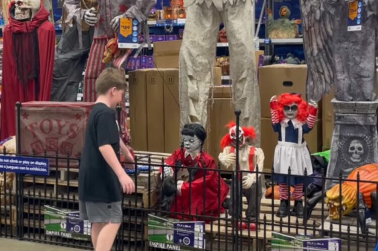 大小様々並ぶハロウィングッズ。この中に男の子が腰を抜かすほど驚せるアイテムが！！【アメリカ・動画】