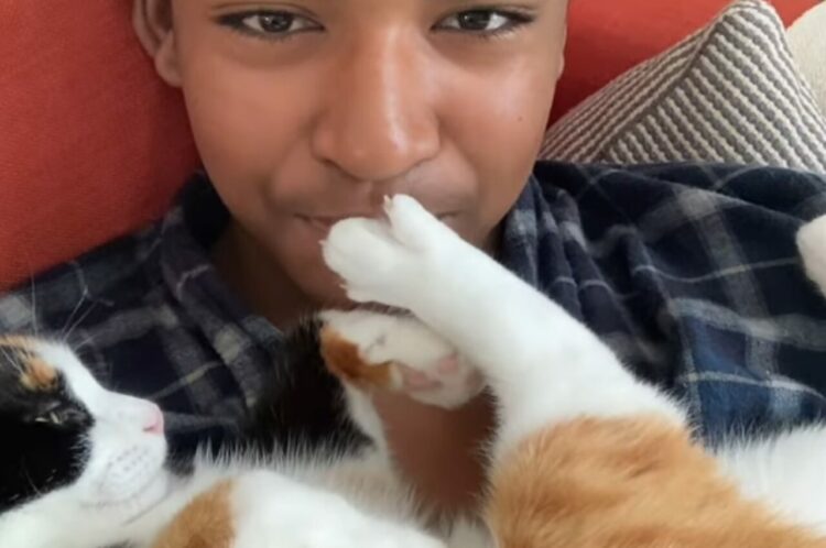 「ニャにを言うつもり！！」飼い主さんが愛猫に関する情報を話そうとすると、猫がある行動に！！【海外・動画】