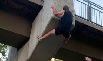 歩道橋の橋脚でクライミング!傾斜面も垂直の壁も鍛えた体であっという間に登っていく!!【海外・動画】