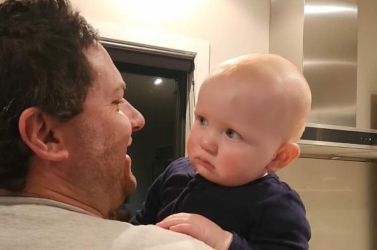 パパをキョトンと見つめる赤ちゃん。パパがヒゲを剃ったので戸惑っている？？【海外・動画】