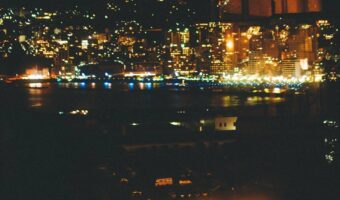 ここがどこなのかわかりますか!?まるで海外に見える日本のとある場所の夜景