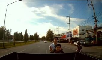 脇見運転で前のトラックに突っ込んだ2人乗りのバイク!この直後、目を疑う大技が炸裂!?