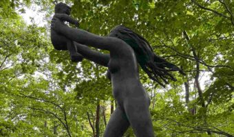 出先で大慌てしてる私がいつのまにか彫刻に!?『札幌芸術の森』の彫刻を見て想起したアテレコが面白い!