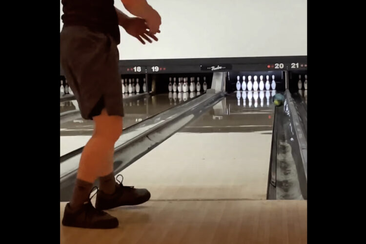 ガターにまっすぐ向かっていくボウリングのボール。ここからまさかのミラクルショットが！！【アメリカ・動画】