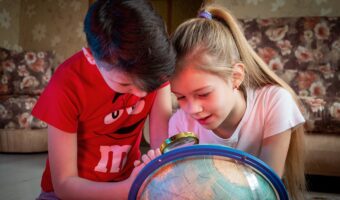 「かわいい子には旅をさせよ」とはどんな意味？その類義語や対義語は？