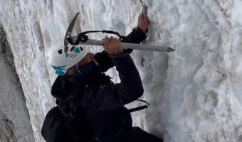 ピッケルを使って雪山に挑む登山家と思ったら・・、角度マジックだった！！【海外・動画】