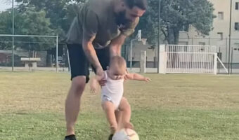 初めてサッカーをする赤ちゃん。パパに体を宙で支えられながらボールをちょんちょん!【海外・動画】