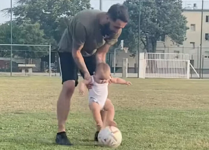 初めてサッカーをする赤ちゃん。パパに体を宙で支えられながらボールをちょんちょん！【海外・動画】