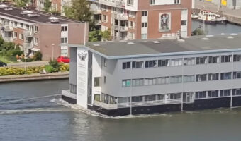 船に曳かれて水上を移動しているのは・・なんと一棟まるごとのオフィスビル！！