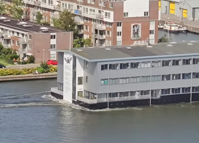 船に曳かれて水上を移動しているのは・・なんと一棟まるごとのオフィスビル！！