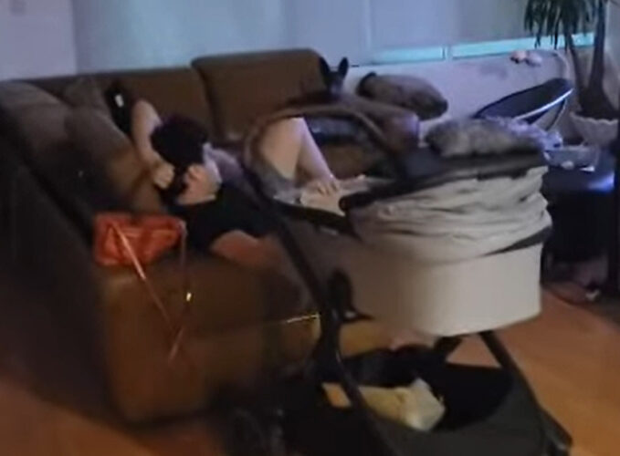 パパはTVに夢中で気が付いてない！？揺らしているベビーカーに赤ちゃんはいませんよ！！【海外・動画】