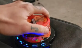 すっぽりハマっちゃった！？瓶をドリンクホルダーに入れてみたら・・フィットしすぎ！？【海外・動画】