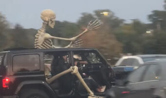 さすがアメリカ!?ハロウィン仕様の車が度肝を抜く!!【アメリカ・動画】