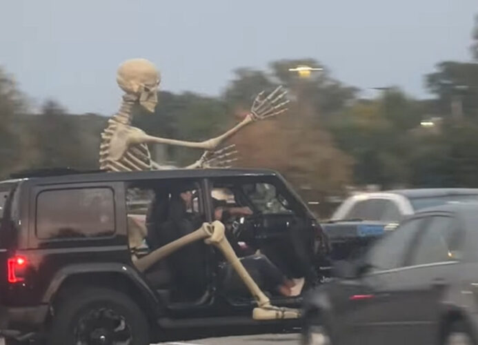 さすがアメリカ！？ハロウィン仕様の車が度肝を抜く！！【アメリカ・動画】