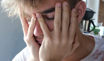 「目の上のたんこぶ」とはどんな意味？その用い方や類義語とは