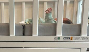 ベッドでスヤスヤ眠る赤ちゃんの下で“あの動物”が寝ていて、可愛いらしい二段ベッドが完成！