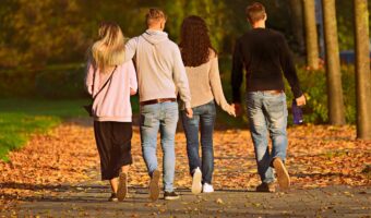 「類は友を呼ぶ」とはどんな意味？その由来や類義語は