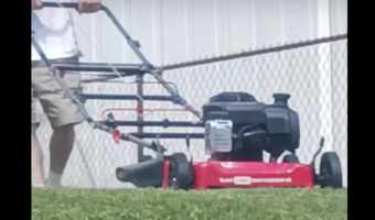 延長に延長を重ねた芝刈り機のハンドル。これで斜面の芝刈りも楽々！？【アメリカ・動画】