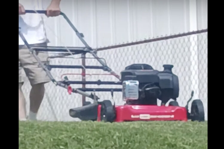 延長に延長を重ねた芝刈り機のハンドル。これで斜面の芝刈りも楽々！？【アメリカ・動画】