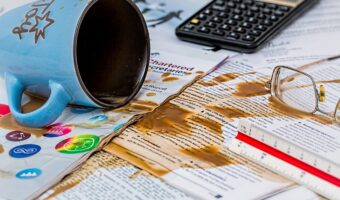 「急いては事を仕損じる」とはどんな意味?その類義語に対義語は?