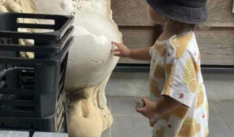 とあるモノに対して『パパ！？』と声をかける四男坊が話題に！「どこがパパに似てたのかな？お腹かな？」