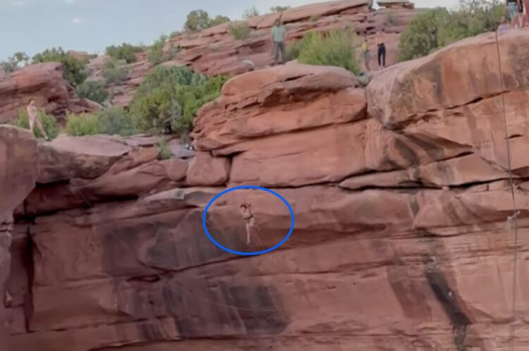 ド迫力のターザンごっこ！？断崖絶壁から飛び降りるバンジーブランコはスリル満点！！【アメリカ・動画】