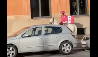 フードデリバリー配達員の姿にビックリ！なんと馬に乗って配達中！？【海外・動画】