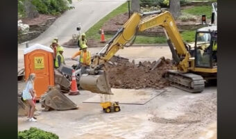 【ほっこり動画】男の子は大喜び！工事現場でショベルカーが『おもちゃのダンプ』に土を入れてくれました！