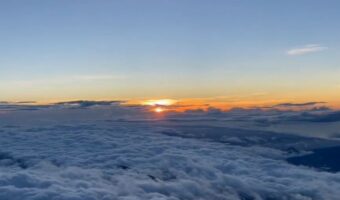 「清々しく神々しい光景」富士山頂上からの御来光と厚い雲海が織りなす光景に反響!