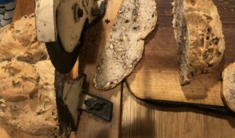 「材料を集めたり作ったりしてる様子はまるでリスのよう」女の子が手作りしたクルミパンが素敵だと話題に!