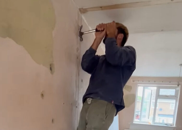 壁に刺さった釘を抜こうとするがなかなか抜けない様子！！抜こうとしている男性をよく見るとナント足が宙に浮いています！！
