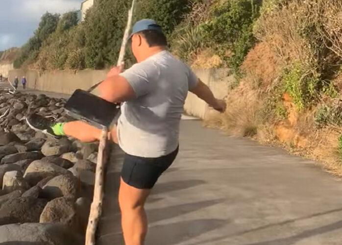 木の枝が反撃してきた！？道端に突き立てられた木の枝を男性が蹴ったら・・とんでもない結果に！！【海外・動画】