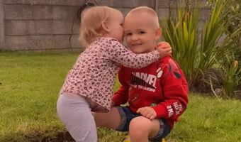 やり口が汚いぞ！！お兄ちゃんのほっぺにキスしたのは油断させるため！？お兄ちゃんからボールを奪うしたたかな妹ちゃん【海外・動画】