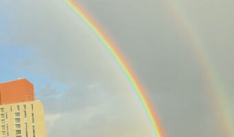 すごい奇跡だ！二重に架かった虹。その根本には驚きの・・！！【海外・動画】