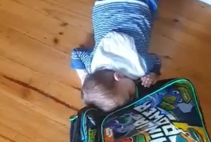 リュックサックのすぐ横でゴロンと寝転がる赤ちゃん。お出かけする前に寝ちゃったのかと思いきや・・、意外な行動に出ていました！！