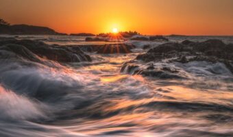 新潟の海で撮影した夕日に反響！「日本海の迫力がすごい」「波の躍動感がたまりません」