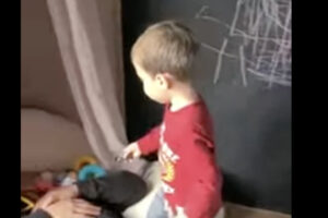 寝かしつけをしようとしていたパパが先にベッドで寝ちゃった結果・・・！！驚きの結末に笑みが浮かびます【海外・動画】