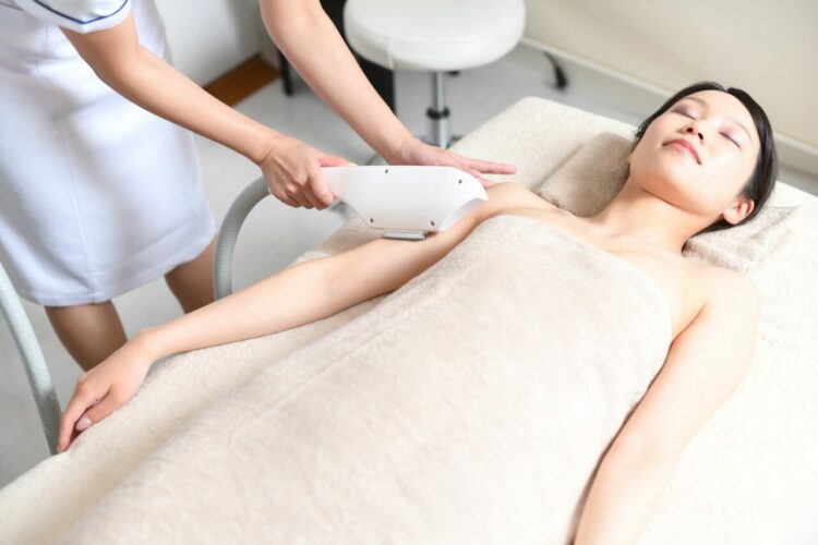 昨今よく見かける「脱毛」、ナント！20～30代の女性の約半数は脱毛サービスを利用したことがあるらしい！