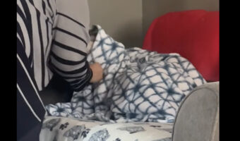 赤ちゃんにおくるみを着せていると思ったら・・、ソファで寝ようとする愛犬にブランケットをかけてあげるところでした!!