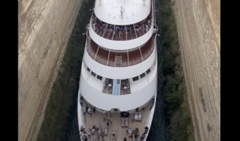 圧巻の光景!大型客船が進むのは、船と同程度の幅しかないコリントス運河!!【海外・動画】