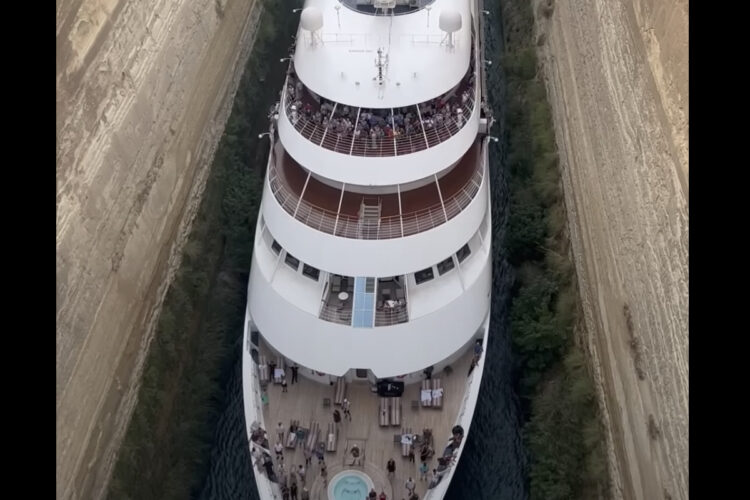 圧巻の光景！大型客船が進むのは、船と同程度の幅しかないコリントス運河！！【海外・動画】