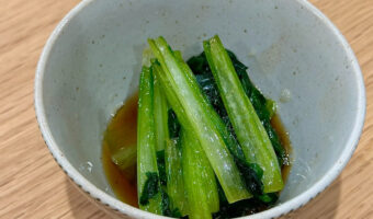 小松菜の簡単レシピ。生で冷凍できる小松菜にめんつゆを加えるだけで・・、茹でずにおひたしの出来上がり！？